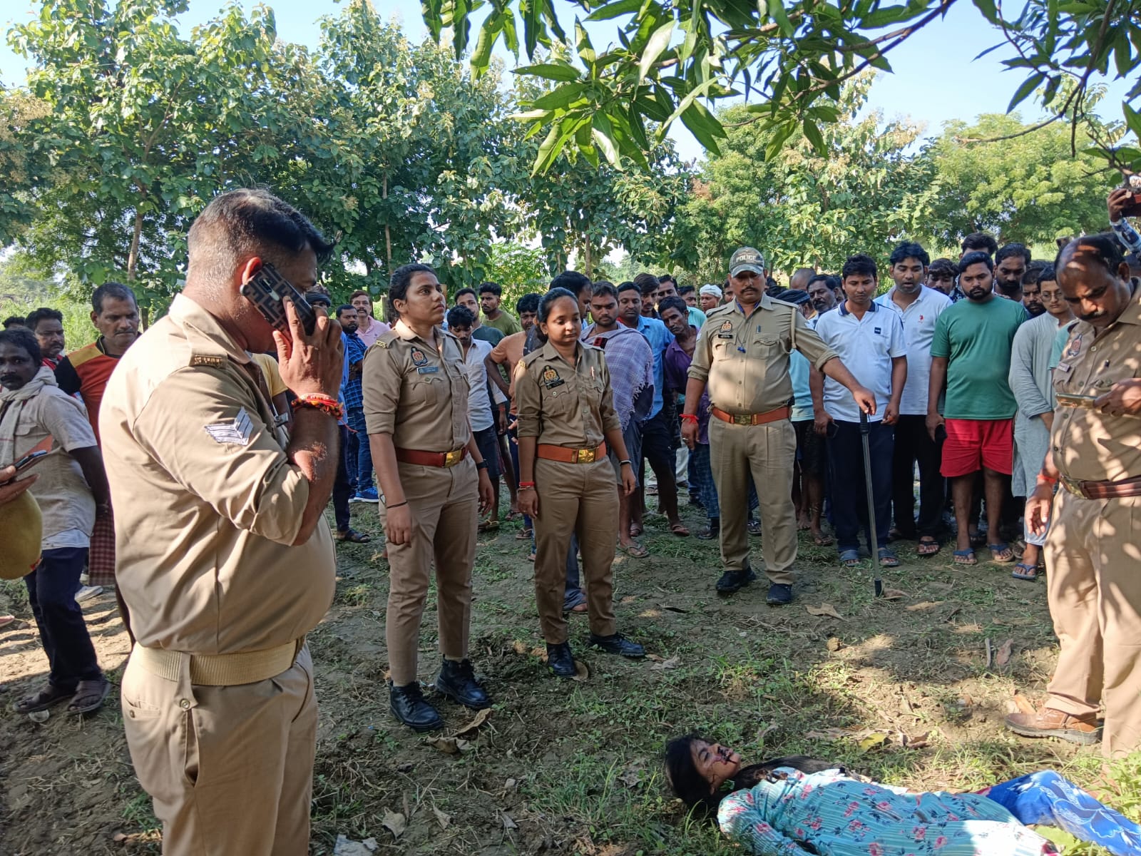 अज्ञात युवती का शव पेड़ से लटकता पाए जाने पर मचा हड़कंप, पुलिस शव को कब्जे में लेकर मामले की जांच पड़ताल में जुटी अज्ञात युवती का शव पेड़ से लटकता पाए जाने पर मचा हड़कंप, पुलिस शव को कब्जे में लेकर मामले की जांच पड़ताल में जुटी