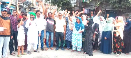 पेयजल लाइन बिछाने पर हंगामा पेयजल लाइन बिछाने पर हंगामा