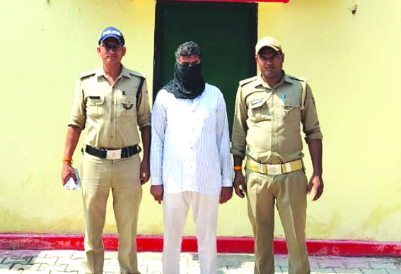 पुलिस गिरफ्त में आरोपित पुलिस गिरफ्त में आरोपित
