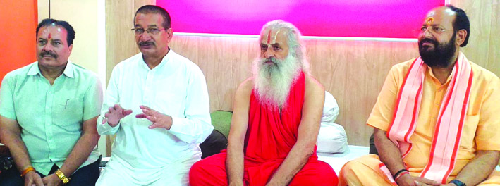 पत्रकारों से वार्ता करते हुए पत्रकारों से वार्ता करते हुए