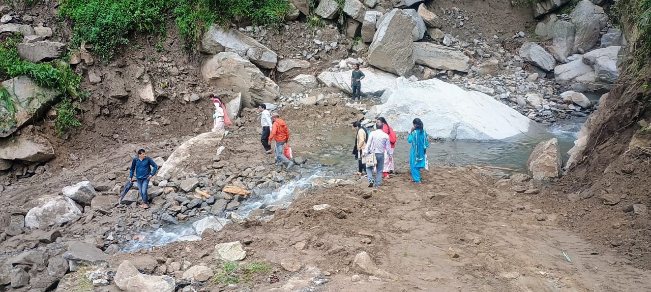जोखिम भरे रास्ते से स्कूल जाते शिक्षक जोखिम भरे रास्ते से स्कूल जाते शिक्षक