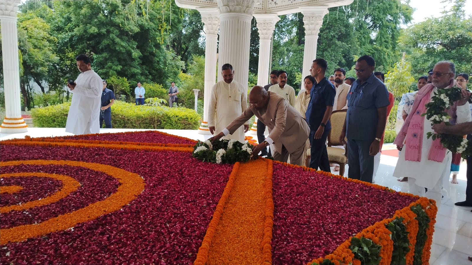 पूर्व राष्ट्रपति रामनाथ कोविंद ने रामचंद्र बाबू जी की समाधि पर पुष्प चक्र अर्पित कर किया नमन पूर्व राष्ट्रपति रामनाथ कोविंद ने रामचंद्र बाबू जी की समाधि पर पुष्प चक्र अर्पित कर किया नमन