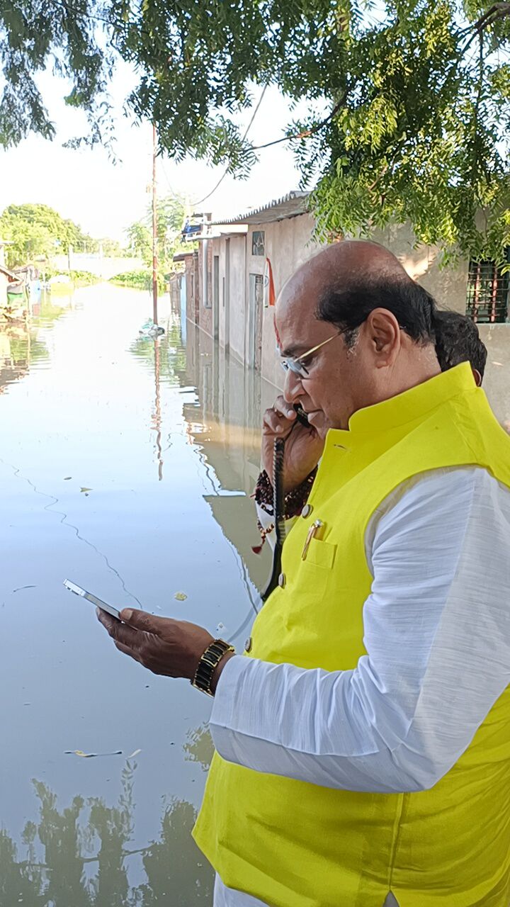 भाजपा विधायक नीलिमा कटियार एवं सुरेन्द्र मैथानी ने सुनी बाढ़ पीड़ितों की समस्याएं भाजपा विधायक नीलिमा कटियार एवं सुरेन्द्र मैथानी ने सुनी बाढ़ पीड़ितों की समस्याएं