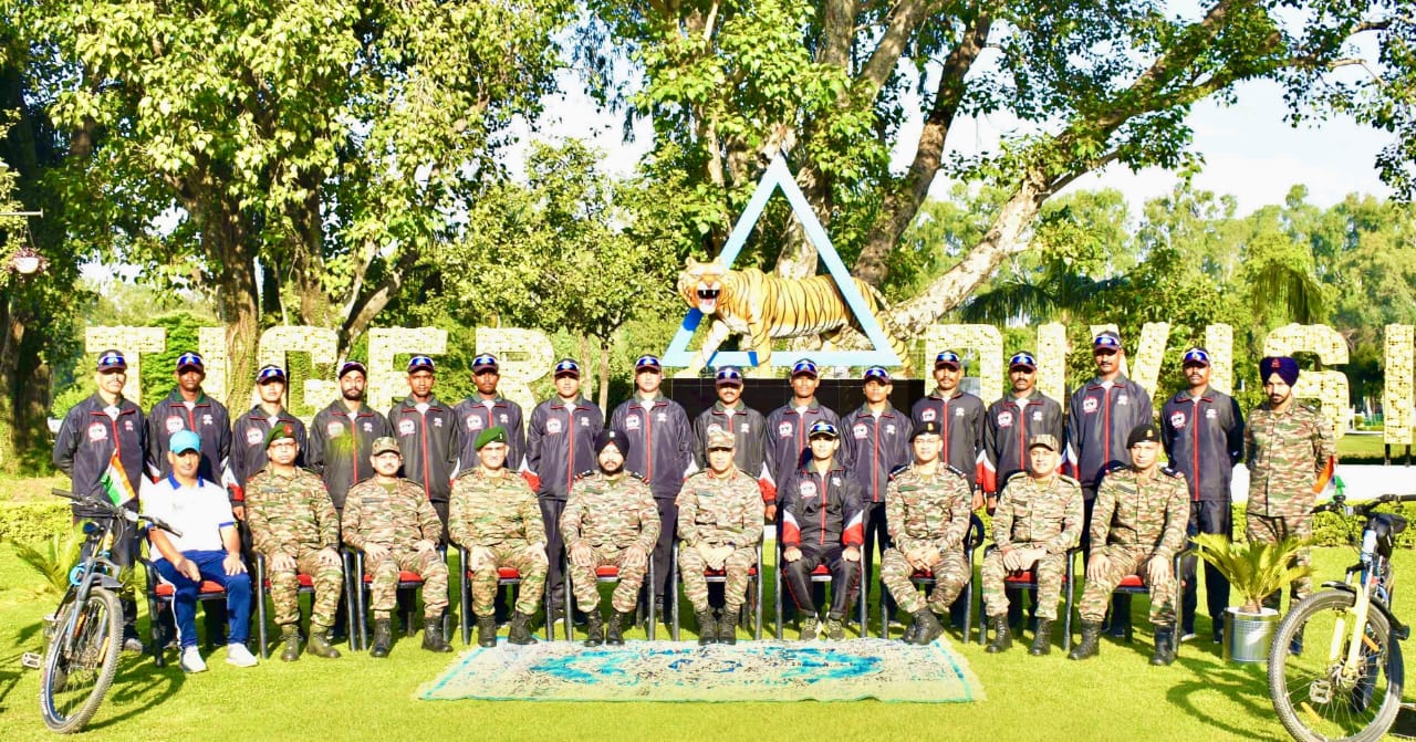 18 सदस्यीय सेना दल दुनिया के सबसे ऊंचे मोटरेबल गांव में टाइगर प्रोल साइकिलिंग अभियान पर रवाना 18 सदस्यीय सेना दल दुनिया के सबसे ऊंचे मोटरेबल गांव में टाइगर प्रोल साइकिलिंग अभियान पर रवाना