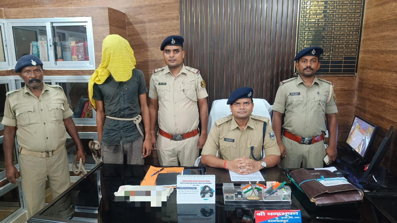 पुलिस हिरासत में युवक पुलिस हिरासत में युवक