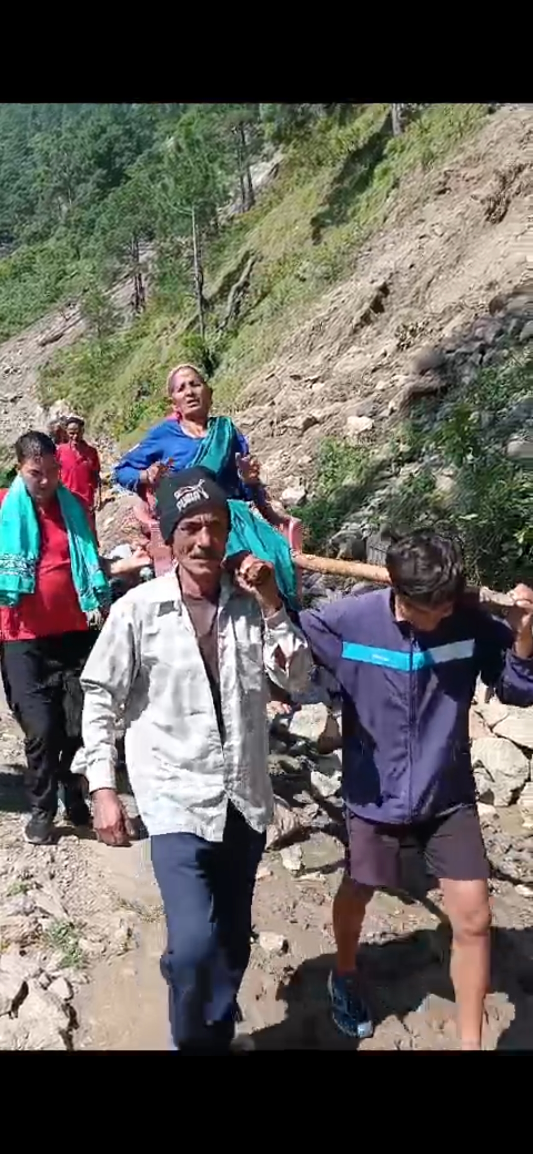 घायल भजन माता को उपचार के लिए ले जाते हुए घायल भजन माता को उपचार के लिए ले जाते हुए