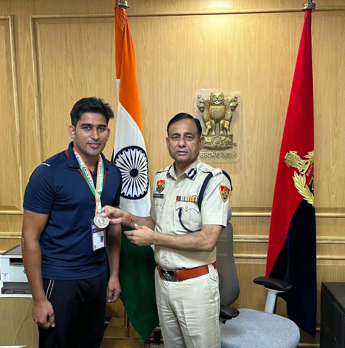 पदक विजेता जवान को सम्मानित करते पुलिस कमिश्रर ओपी नरवाल पदक विजेता जवान को सम्मानित करते पुलिस कमिश्रर ओपी नरवाल