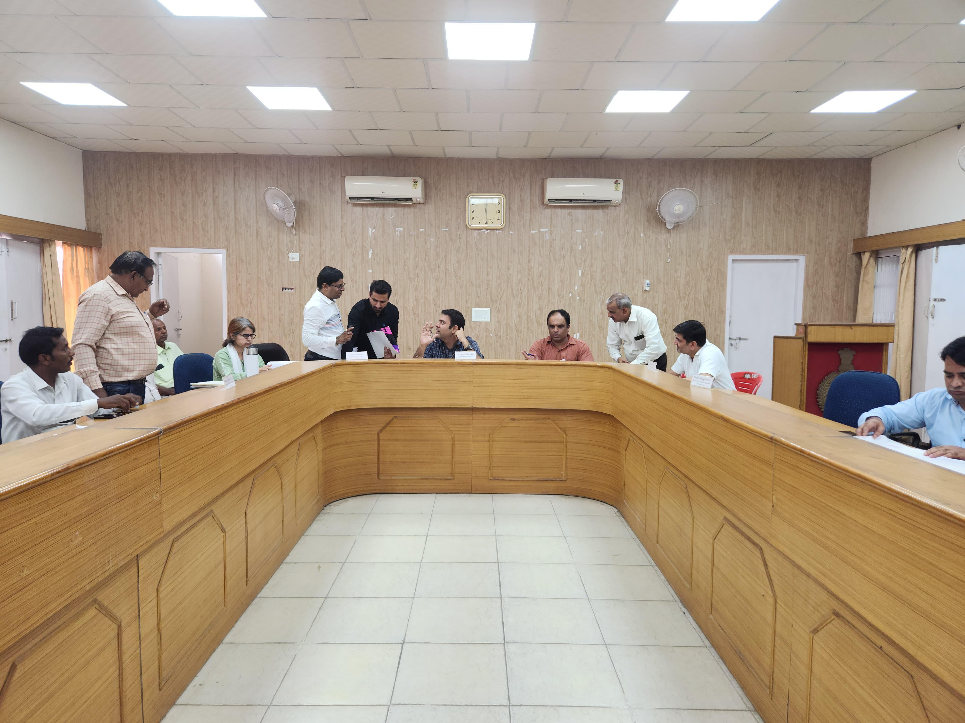उम्मीदवारों के खर्च रजिस्टर चेक करते एक्सपेंडिचर ऑब्जर्वर आशीष सैनी। उम्मीदवारों के खर्च रजिस्टर चेक करते एक्सपेंडिचर ऑब्जर्वर आशीष सैनी।