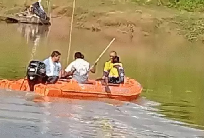रीवाः युवक ने दो बच्चों के साथ नदी में लगाई छलांग, दो के शव बरामद, एक की तलाश जारी रीवाः युवक ने दो बच्चों के साथ नदी में लगाई छलांग, दो के शव बरामद, एक की तलाश जारी