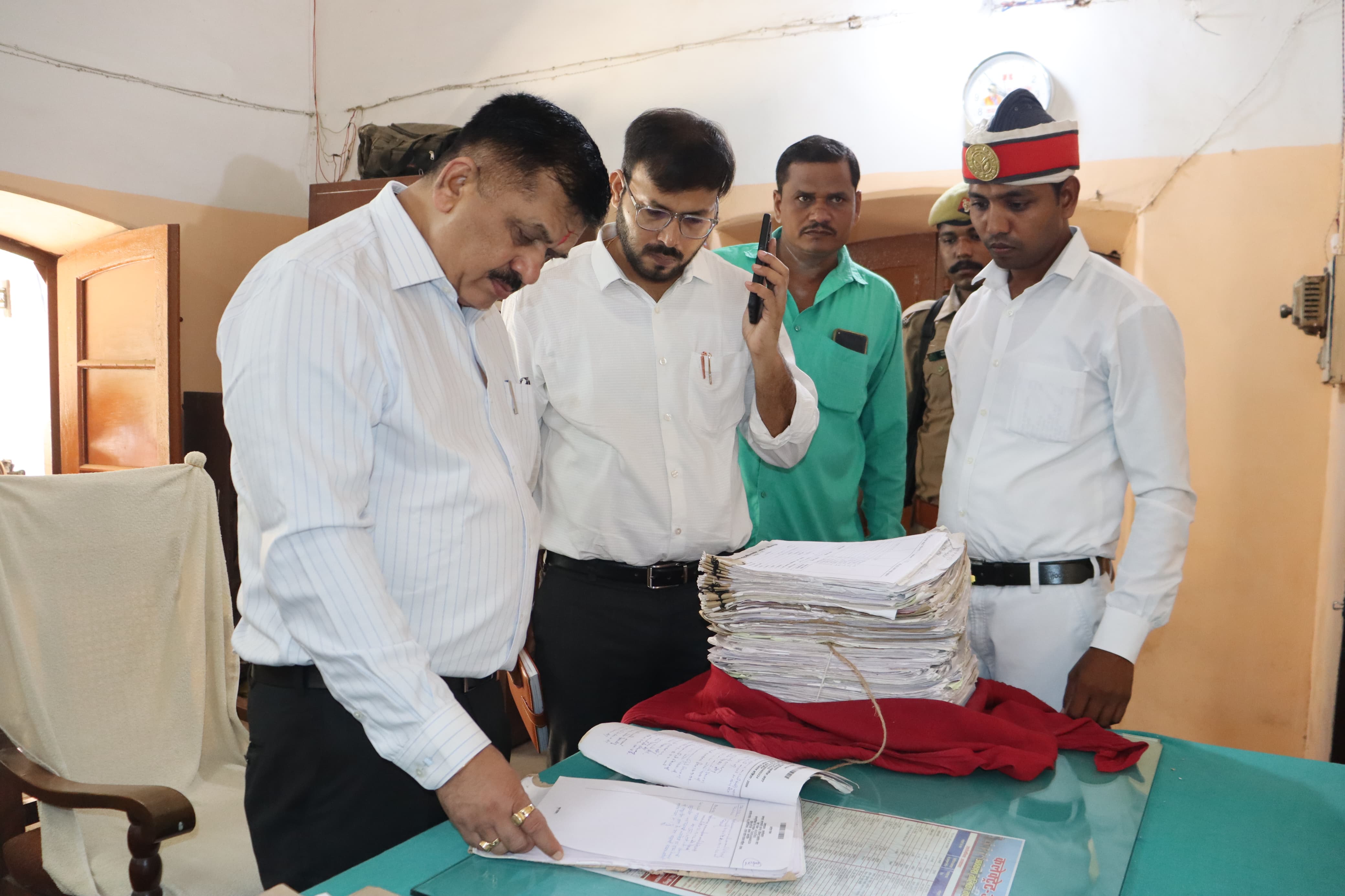 जिलाधिकारी ने तहसीलदार सदर कार्यालय का किया निरक्षण जिलाधिकारी ने तहसीलदार सदर कार्यालय का किया निरक्षण