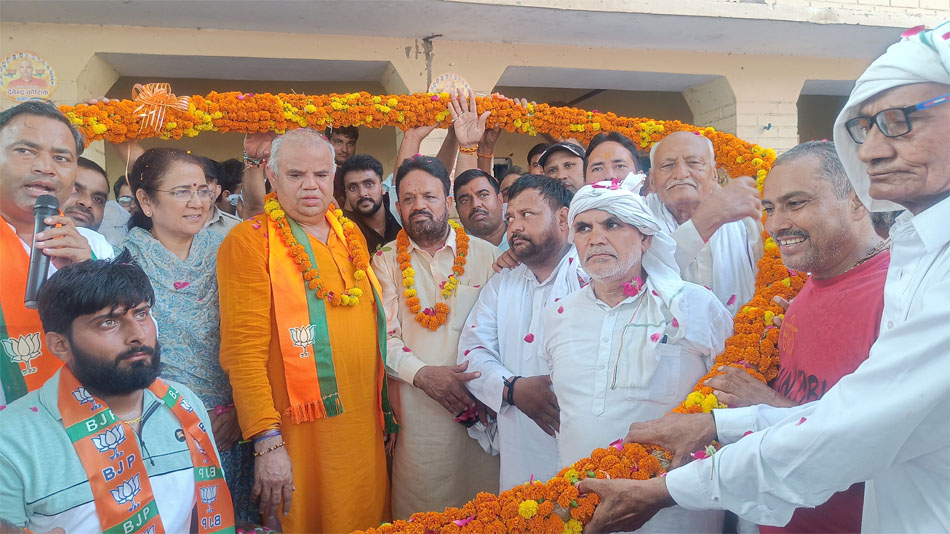 20 Snp- सोनीपत:घसौली में देंवद्र कौशिक का स्वागत करते हुए ग्रामीण। 20 Snp- सोनीपत:घसौली में देंवद्र कौशिक का स्वागत करते हुए ग्रामीण।