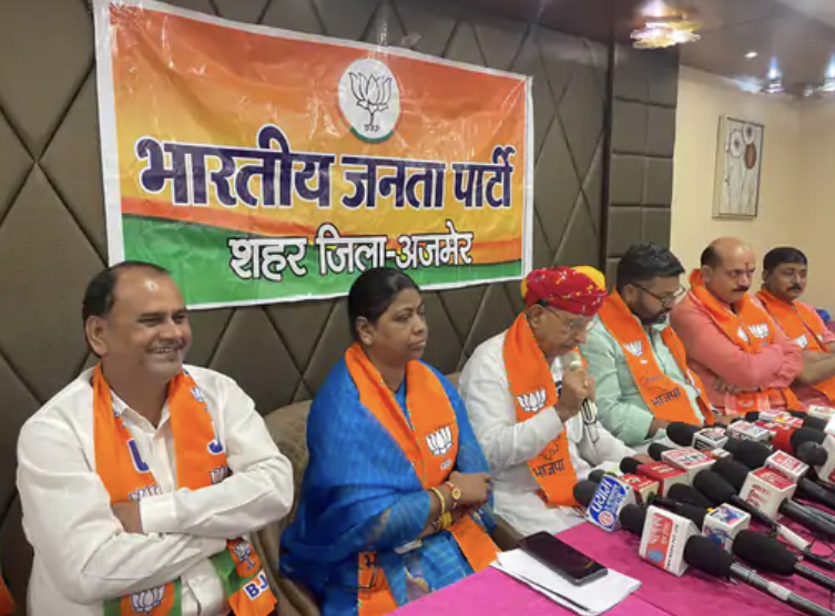 नेता प्रतिपक्ष राहुल गांधी के विरुद्ध मुकदमा दर्ज कराने थाने पहुंची जिला भाजपा नेता प्रतिपक्ष राहुल गांधी के विरुद्ध मुकदमा दर्ज कराने थाने पहुंची जिला भाजपा