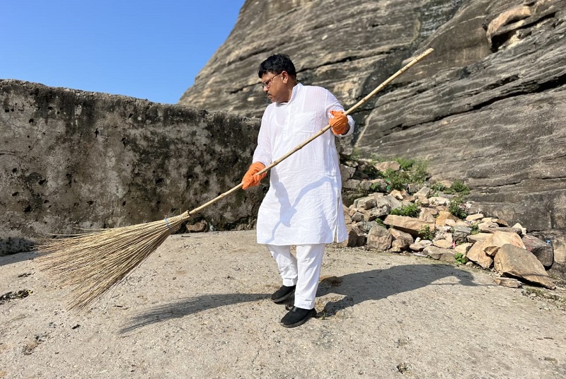 ऊर्जा मंत्री तोमर ने झाड़ू लगाकर की साफ-सफाई ऊर्जा मंत्री तोमर ने झाड़ू लगाकर की साफ-सफाई