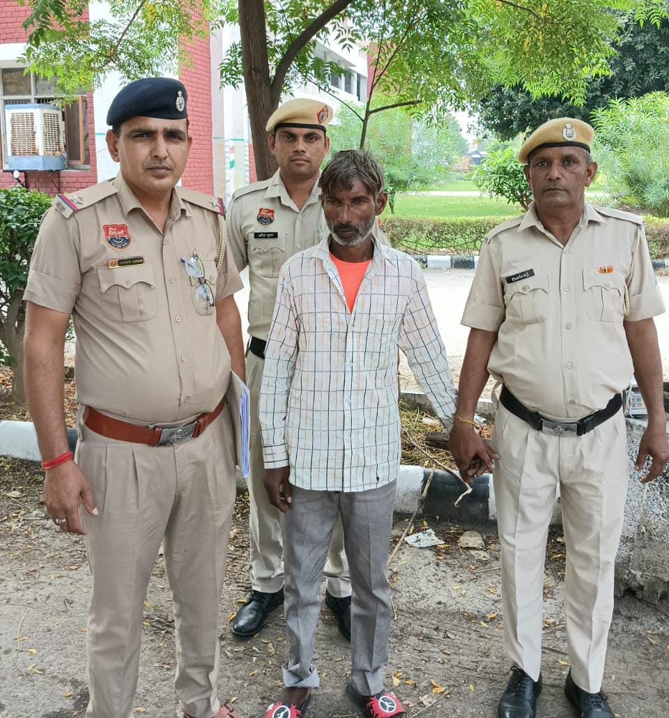 पुलिस गिरफ्त में नशा तस्कर। पुलिस गिरफ्त में नशा तस्कर।