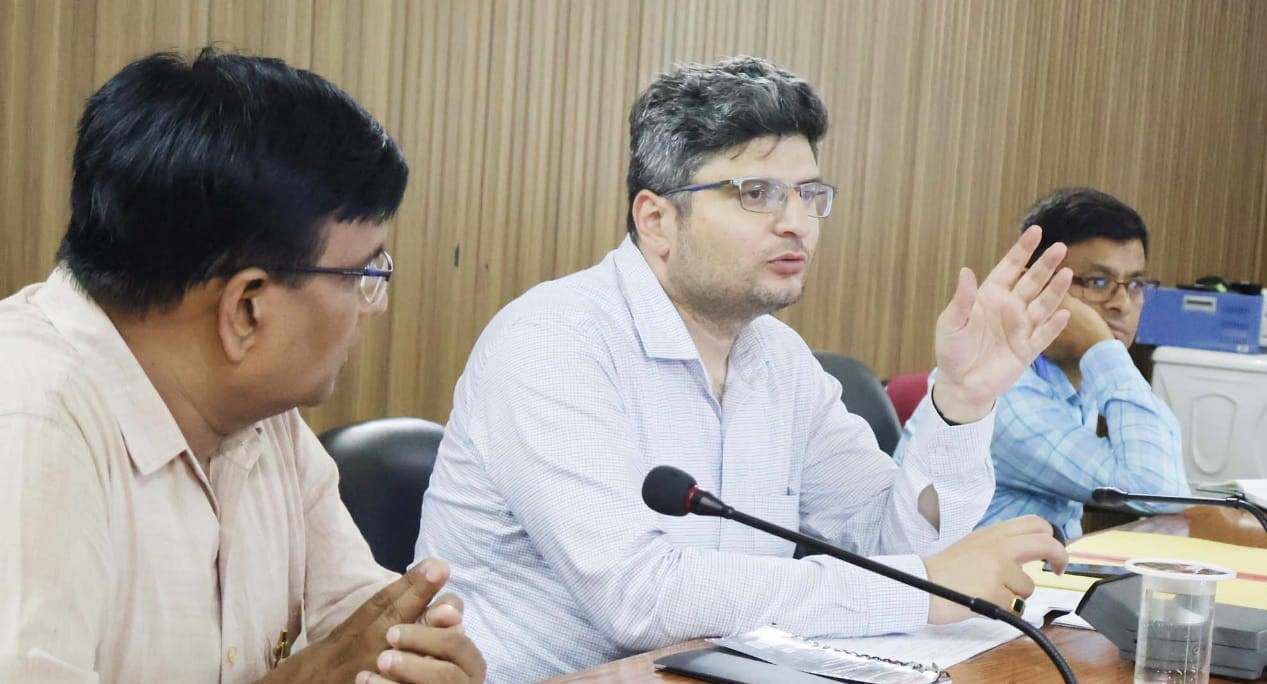 गोपेश्वर में खनन की बैठक लेते हुए डीएम। गोपेश्वर में खनन की बैठक लेते हुए डीएम।