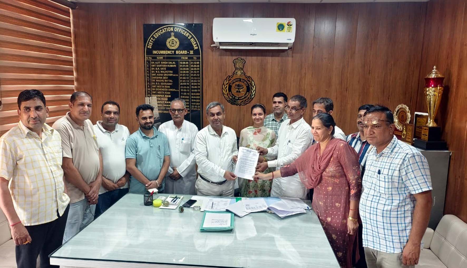 जिला शिक्षा अधिकारी को मांग पत्र सौंपते एसोसिएशन पदाधिकारी। जिला शिक्षा अधिकारी को मांग पत्र सौंपते एसोसिएशन पदाधिकारी।