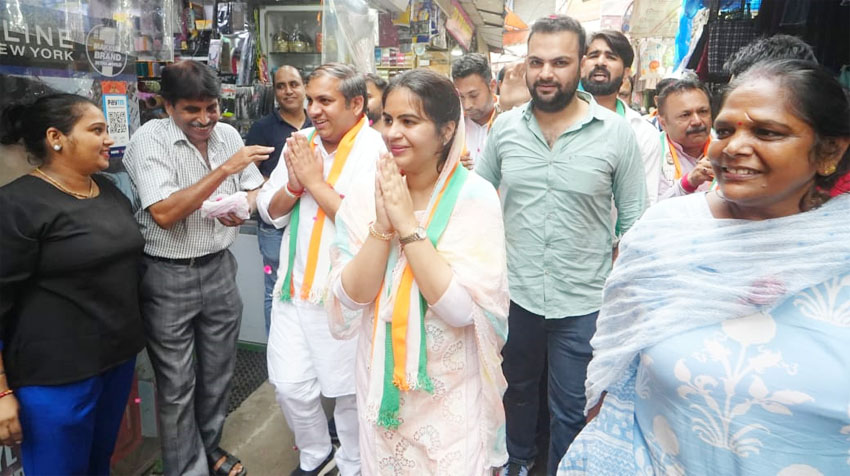 22 Snp- 4 सोनीपत: समाज सेविका समीक्षा पंवार कांग्रेस प्रत्याशी सुरेंद्र पंवार के लिए मतदान की अपील करते हुए। 22 Snp- 4 सोनीपत: समाज सेविका समीक्षा पंवार कांग्रेस प्रत्याशी सुरेंद्र पंवार के लिए मतदान की अपील करते हुए।