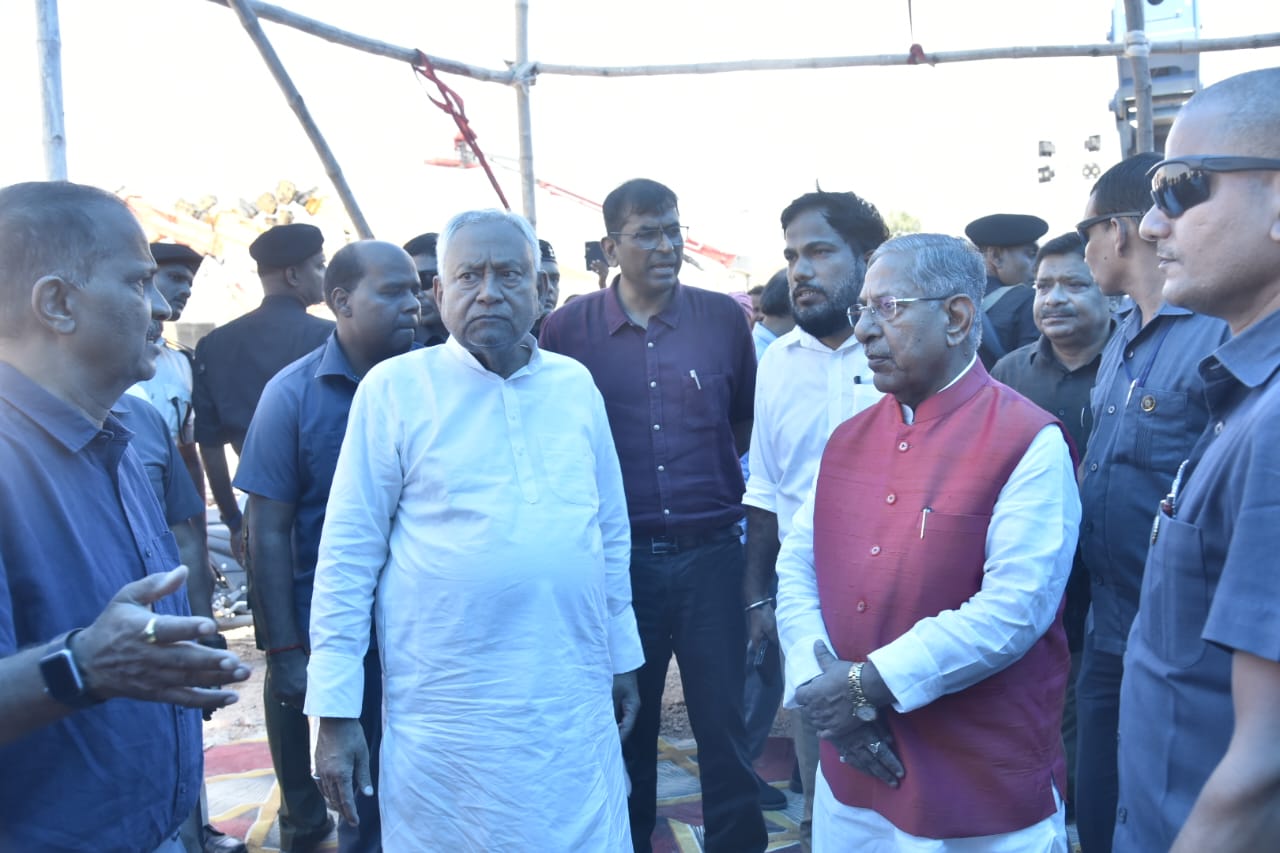 पटना वैशाली में बाढ़ ग्रस्त क्षेत्र का निरीक्षण करते मुख्यमंत्री पटना वैशाली में बाढ़ ग्रस्त क्षेत्र का निरीक्षण करते मुख्यमंत्री