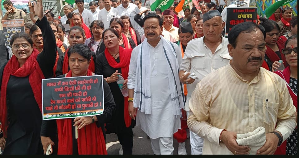 प्रदर्शन करते कांग्रेसी। प्रदर्शन करते कांग्रेसी।