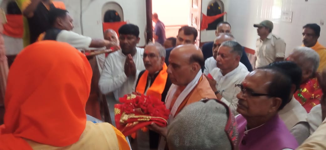 भद्रकाली मंदिर में नेतागण भद्रकाली मंदिर में नेतागण