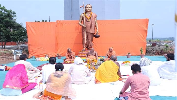 वैदिक अनुष्ठान के साथ मनी शंकरावतरण की पहली वर्षगांठ वैदिक अनुष्ठान के साथ मनी शंकरावतरण की पहली वर्षगांठ