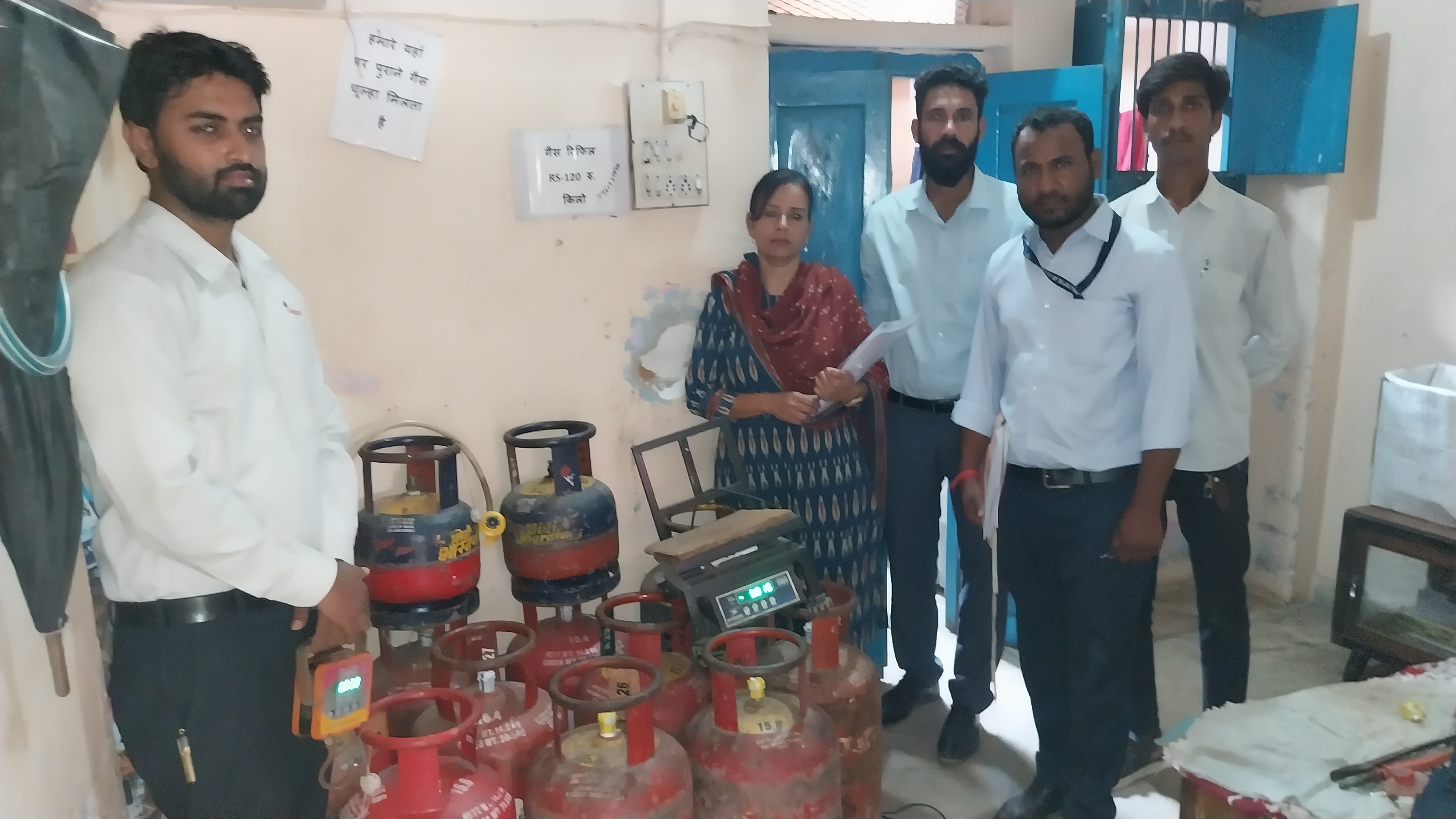 चित्तौड़गढ़ शहर में अवैध गैस रिफिलिंग को लेकर कार्यवाही करते रसद विभाग की टीम। चित्तौड़गढ़ शहर में अवैध गैस रिफिलिंग को लेकर कार्यवाही करते रसद विभाग की टीम।
