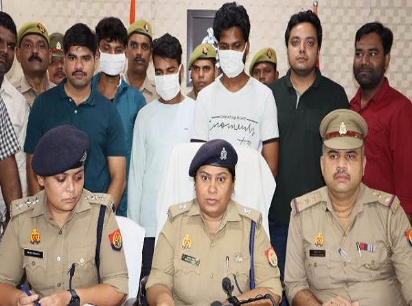 कलेक्शन एजेंट से लूट की घटना का खुलासा करते पुलिस अधिकारी कलेक्शन एजेंट से लूट की घटना का खुलासा करते पुलिस अधिकारी