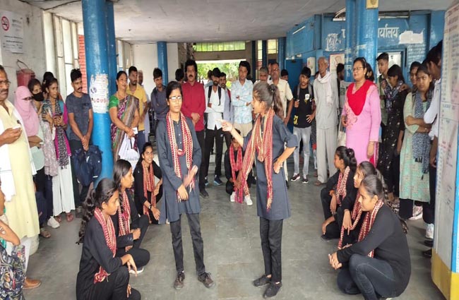 मतदाता जागरूकता के लिए कार्यक्रम की प्रस्तुति देते बाल कलाकार मतदाता जागरूकता के लिए कार्यक्रम की प्रस्तुति देते बाल कलाकार