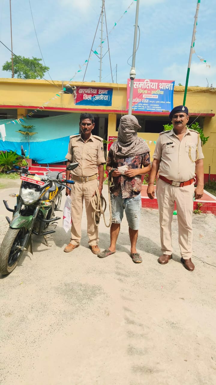 अररिया फोटो:गिरफ्तार नेपाली नागरिक के साथ पुलिस अररिया फोटो:गिरफ्तार नेपाली नागरिक के साथ पुलिस