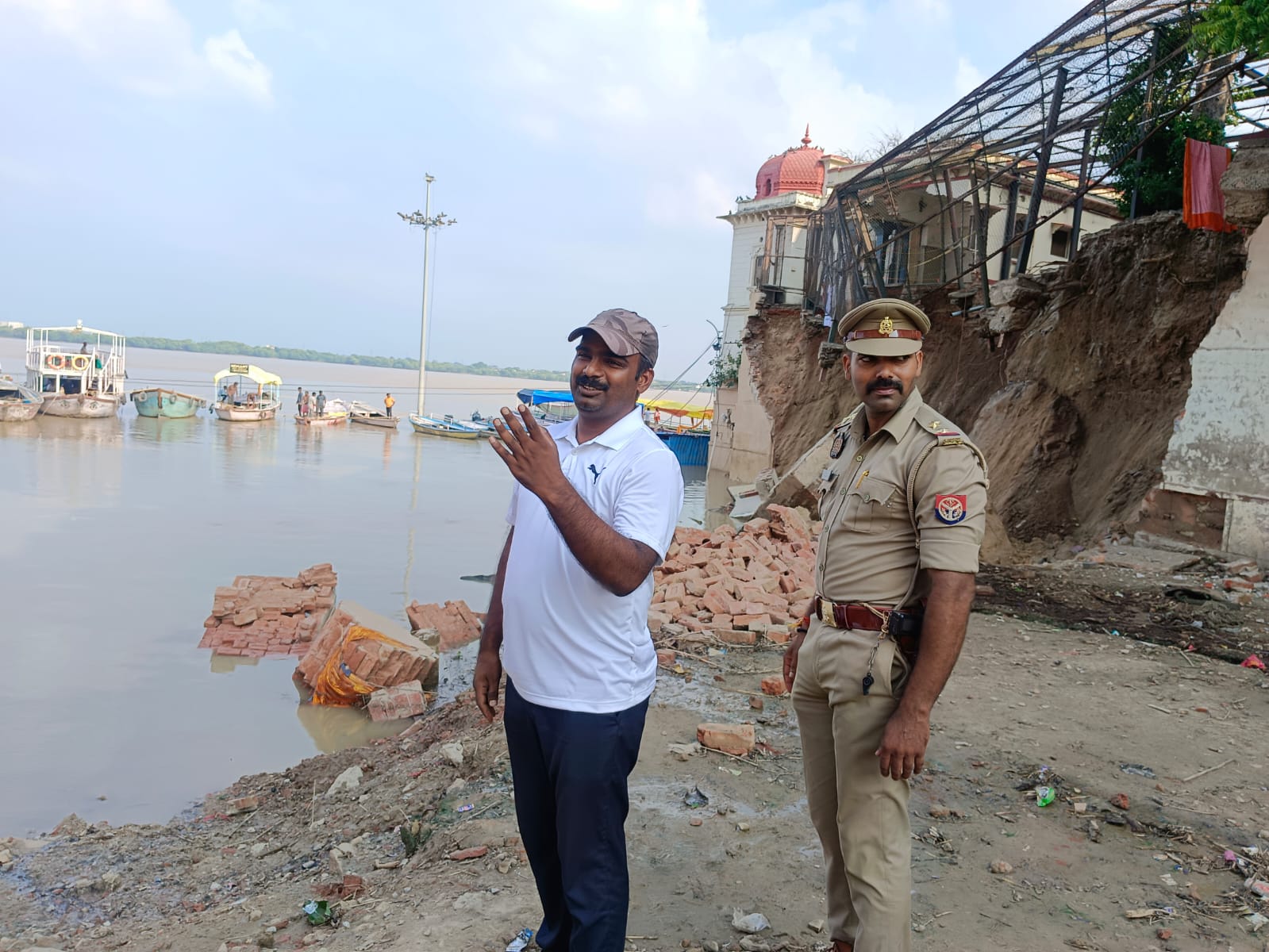 गंगा किनारे कर्नाटक भवन की गिरी दिवार: फोटो बच्चा गुप्ता गंगा किनारे कर्नाटक भवन की गिरी दिवार: फोटो बच्चा गुप्ता