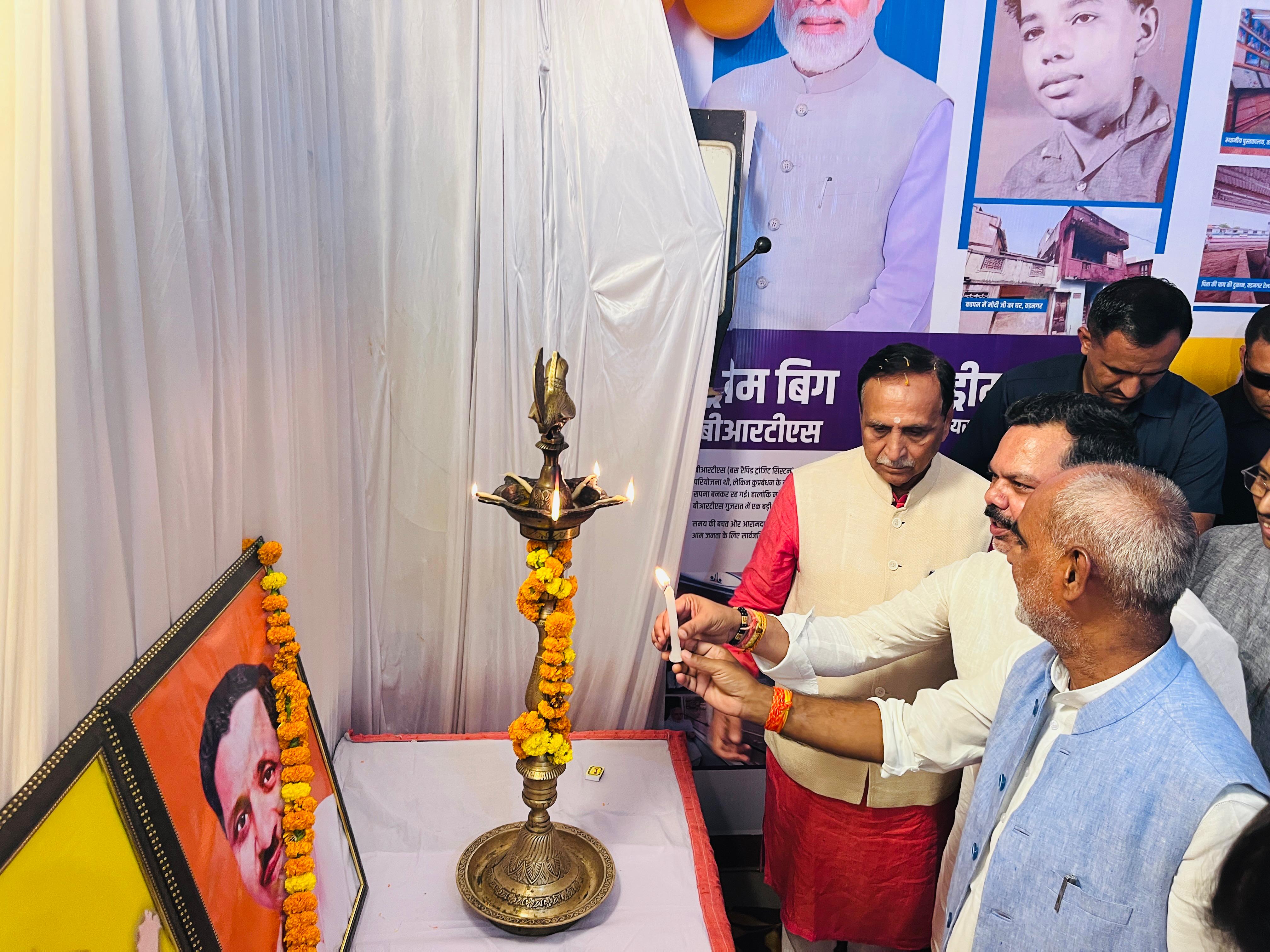नमो प्रदर्शनी में शामिल हुए गुजरात के पूर्व मुख्यमंत्री नमो प्रदर्शनी में शामिल हुए गुजरात के पूर्व मुख्यमंत्री