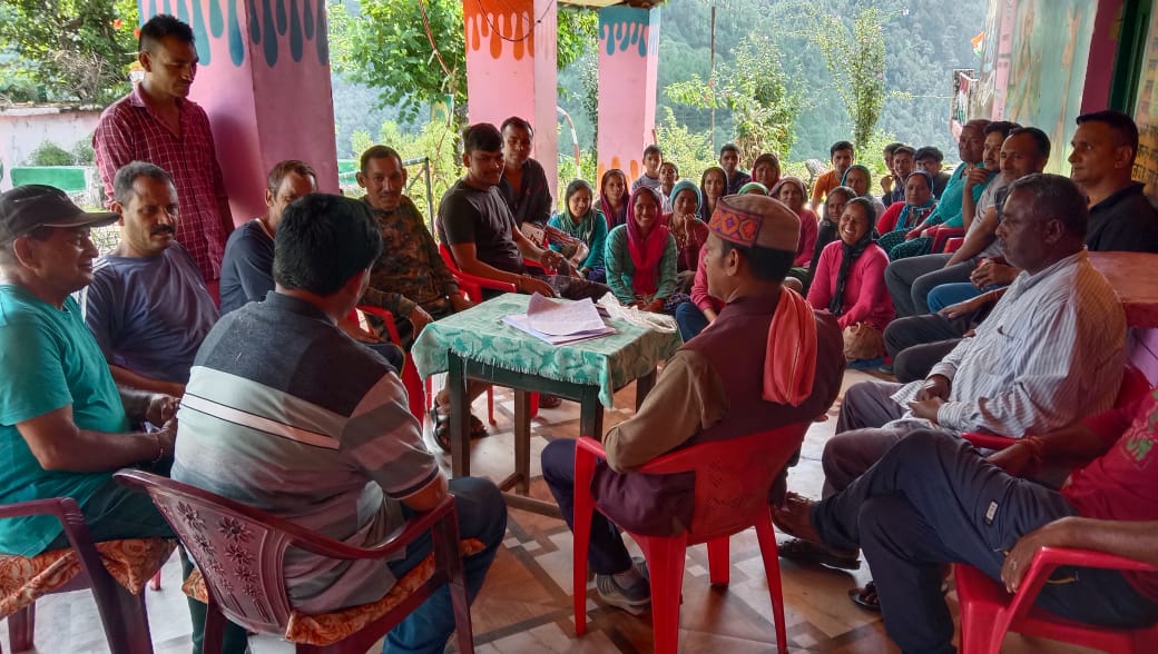 देवाल में बिना पंजीकरण के गांव में प्रवेश निषेध को लेकर बैठक करते हुए ग्रामीण। देवाल में बिना पंजीकरण के गांव में प्रवेश निषेध को लेकर बैठक करते हुए ग्रामीण।