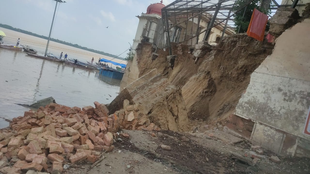 गंगा किनारे कर्नाटक भवन की गिरी दिवार: फोटो बच्चा गुप्ता गंगा किनारे कर्नाटक भवन की गिरी दिवार: फोटो बच्चा गुप्ता