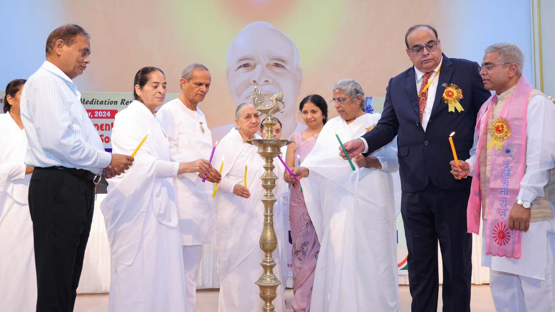फोटो नंबर-02: ब्रह्माकुमारीज के ओम शांति रिट्रीट सेंटर में तीन दिवसीय समाजसेवी राष्ट्रीय शिविर का शुभारंभ करते अतिथि। फोटो नंबर-02: ब्रह्माकुमारीज के ओम शांति रिट्रीट सेंटर में तीन दिवसीय समाजसेवी राष्ट्रीय शिविर का शुभारंभ करते अतिथि।