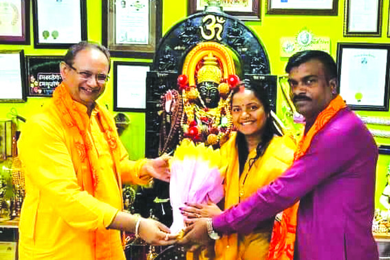 स्वागत करते हुए स्वागत करते हुए