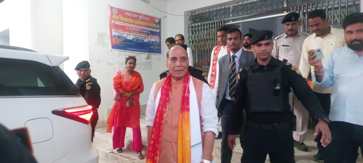 सड़क मार्ग से रवाना होते रक्षामंत्री राजनाथ सिंह और कृषिमंत्री शिवराज सिंह चौहान सड़क मार्ग से रवाना होते रक्षामंत्री राजनाथ सिंह और कृषिमंत्री शिवराज सिंह चौहान