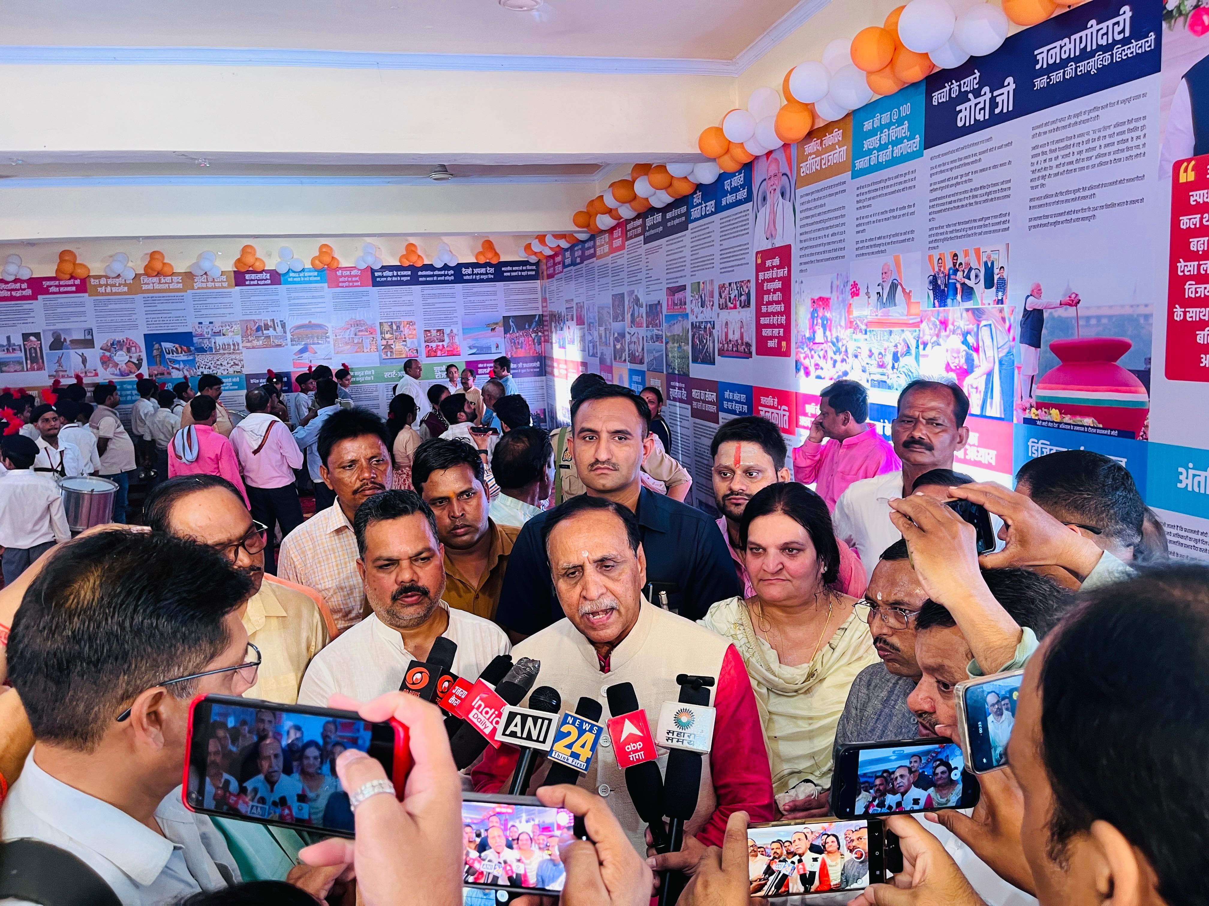 नमो प्रदर्शनी में शामिल हुए गुजरात के पूर्व मुख्यमंत्री नमो प्रदर्शनी में शामिल हुए गुजरात के पूर्व मुख्यमंत्री