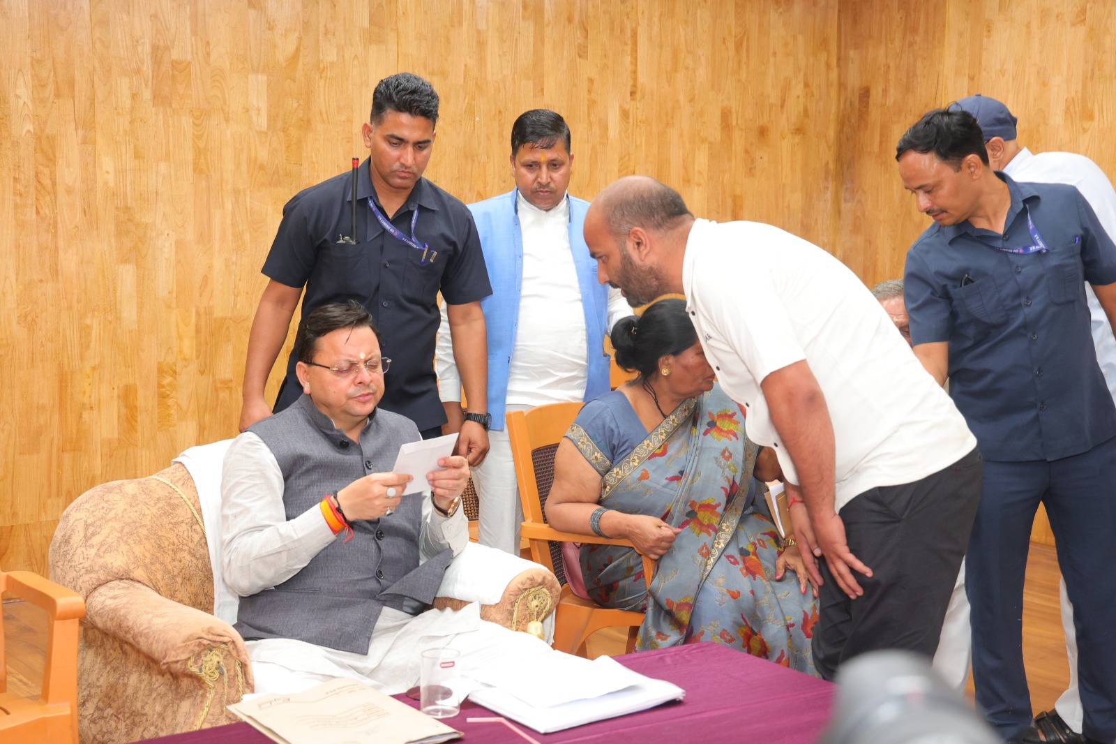 मुख्यमंत्री पुष्कर सिंह धामी चंपावत में आम जन की समस्याओं को सुनते हुए मुख्यमंत्री पुष्कर सिंह धामी चंपावत में आम जन की समस्याओं को सुनते हुए
