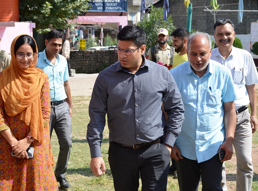 डीईओ ने पुंछ में महिला प्रबंधित मतदान केंद्रों पर सुविधाओं का निरीक्षण किया