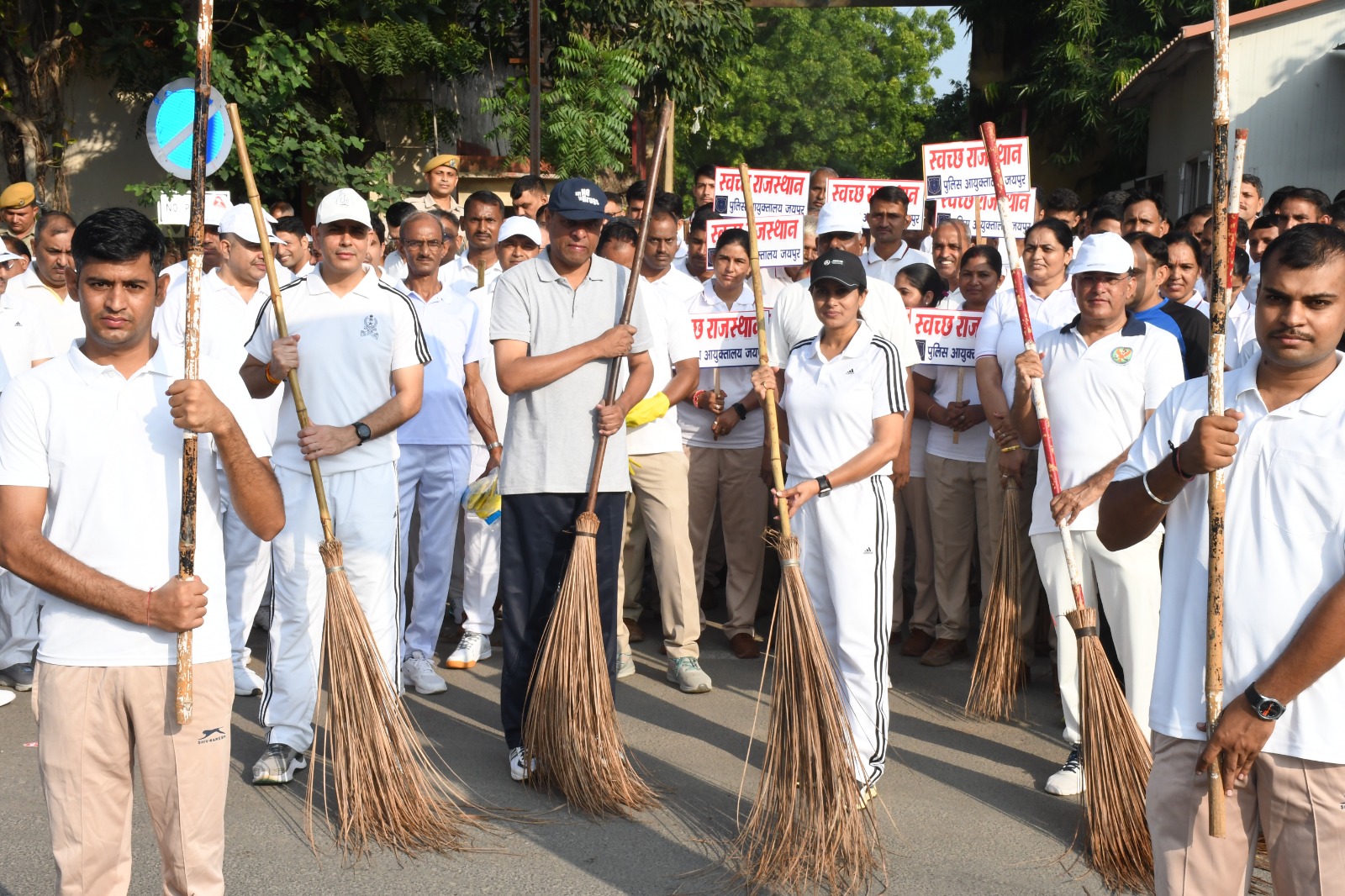 जयपुर पुलिस कमिश्नर ने श्रमदान कर दिया स्वच्छता का संदेश जयपुर पुलिस कमिश्नर ने श्रमदान कर दिया स्वच्छता का संदेश