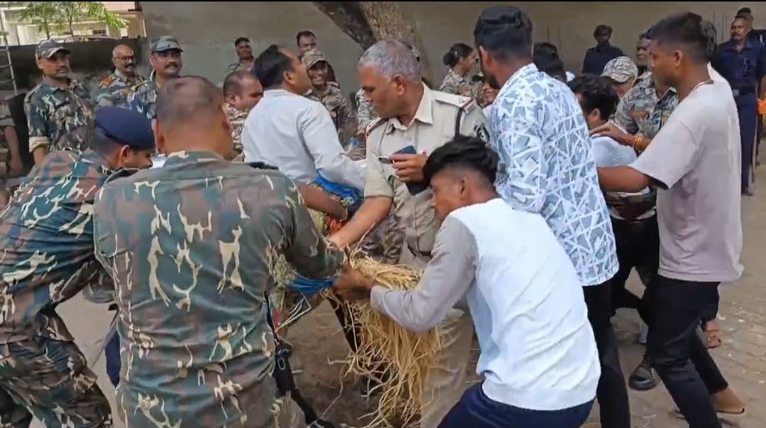 साहू समाज के युवा प्रकोष्ठ के पदाधिकारी व सदस्यों से गृहमंत्री का पुतला छीनती पुलिस। साहू समाज के युवा प्रकोष्ठ के पदाधिकारी व सदस्यों से गृहमंत्री का पुतला छीनती पुलिस।