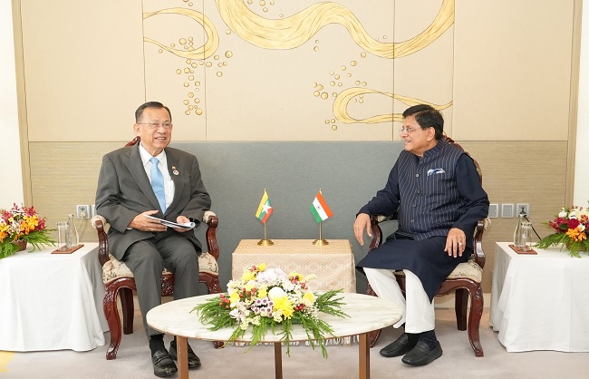 म्यांमार के निवेश मंत्री से बातचीत करते वाणिज्य मंत्री पीयूष गोयल म्यांमार के निवेश मंत्री से बातचीत करते वाणिज्य मंत्री पीयूष गोयल