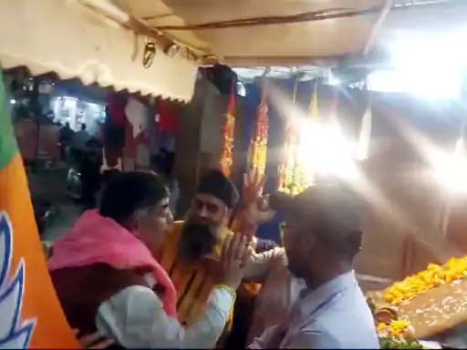 विरोध के दौरान बातचीत करते हुए