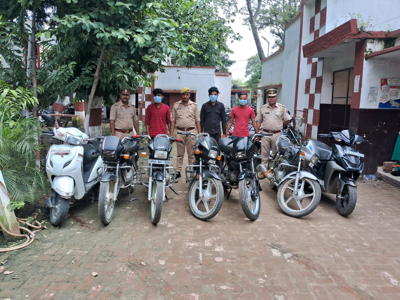 चोरी के वाहनों सहित पुलिस गिरफ्त में तीनों वाहन चोर चोरी के वाहनों सहित पुलिस गिरफ्त में तीनों वाहन चोर