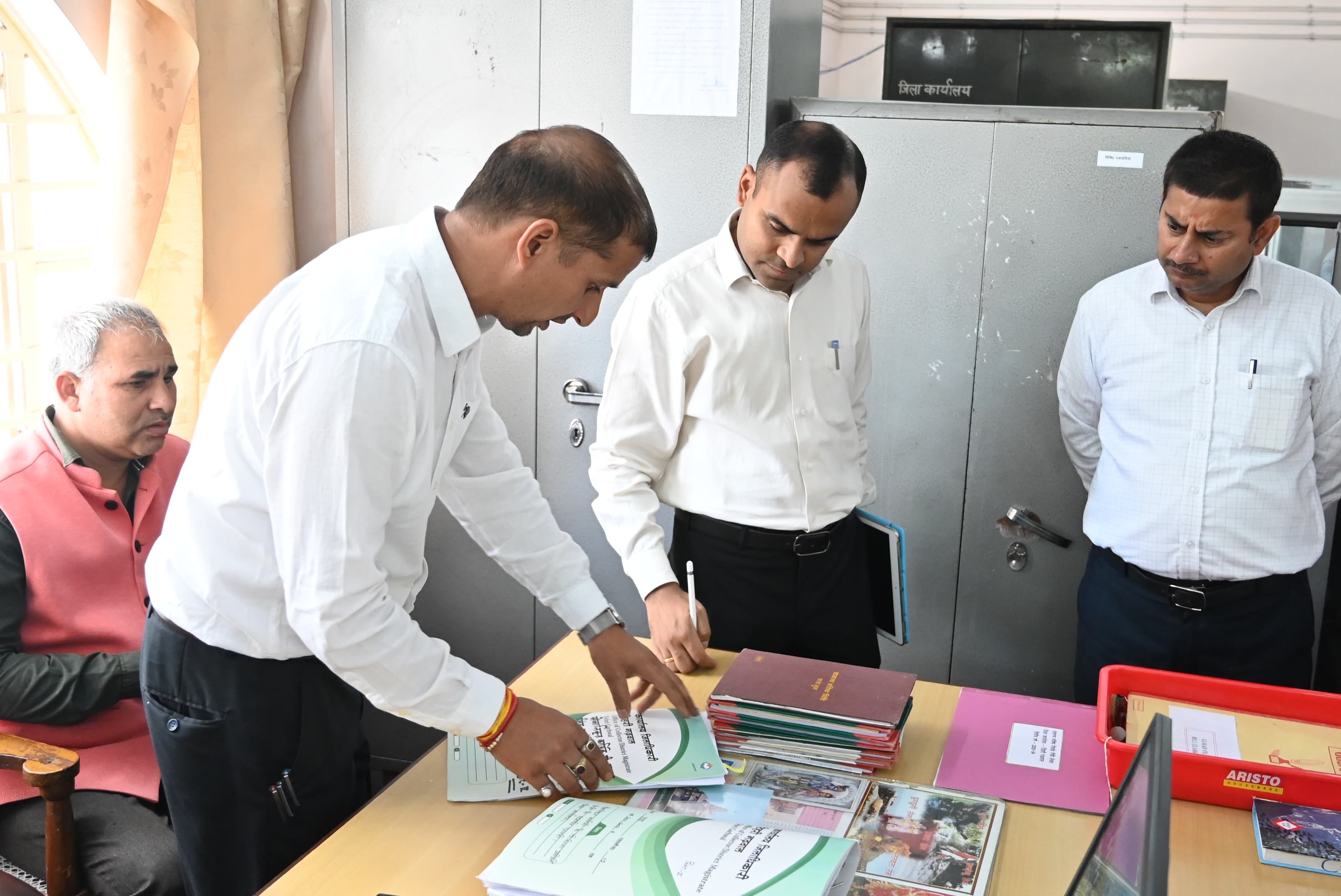 फोटो-22 एनटीएच 26-नई टिहरी में शनिवार को कलेक्ट्रेट में पटलों का निरीक्षण करते डीएम मयूर दीक्षित। फोटो-22 एनटीएच 26-नई टिहरी में शनिवार को कलेक्ट्रेट में पटलों का निरीक्षण करते डीएम मयूर दीक्षित।