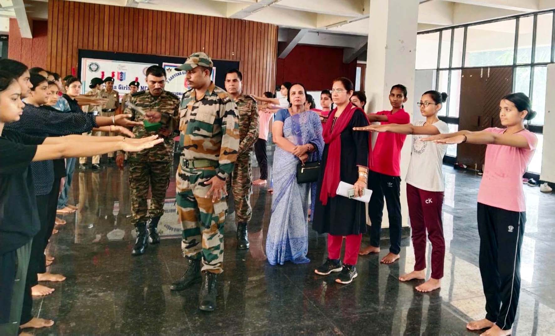 एनसीसी चयन प्रक्रिया में भाग लेती छात्राएं। एनसीसी चयन प्रक्रिया में भाग लेती छात्राएं।