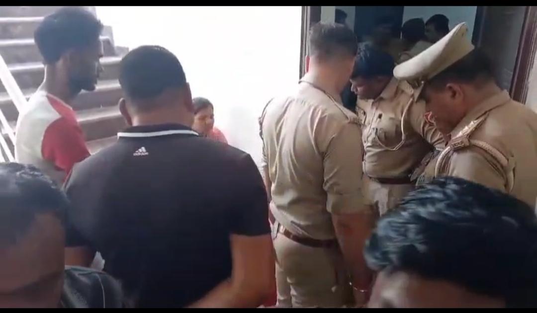 घटना स्थल की जांच करती पुलिस घटना स्थल की जांच करती पुलिस