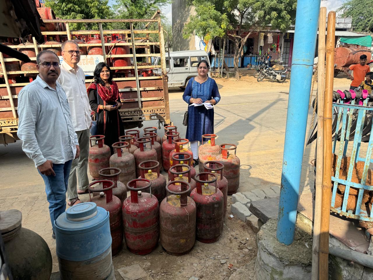 रसद विभाग ने किया घरेलू गैस सिलेंडर के अवैध भंडारण का पर्दाफाश रसद विभाग ने किया घरेलू गैस सिलेंडर के अवैध भंडारण का पर्दाफाश