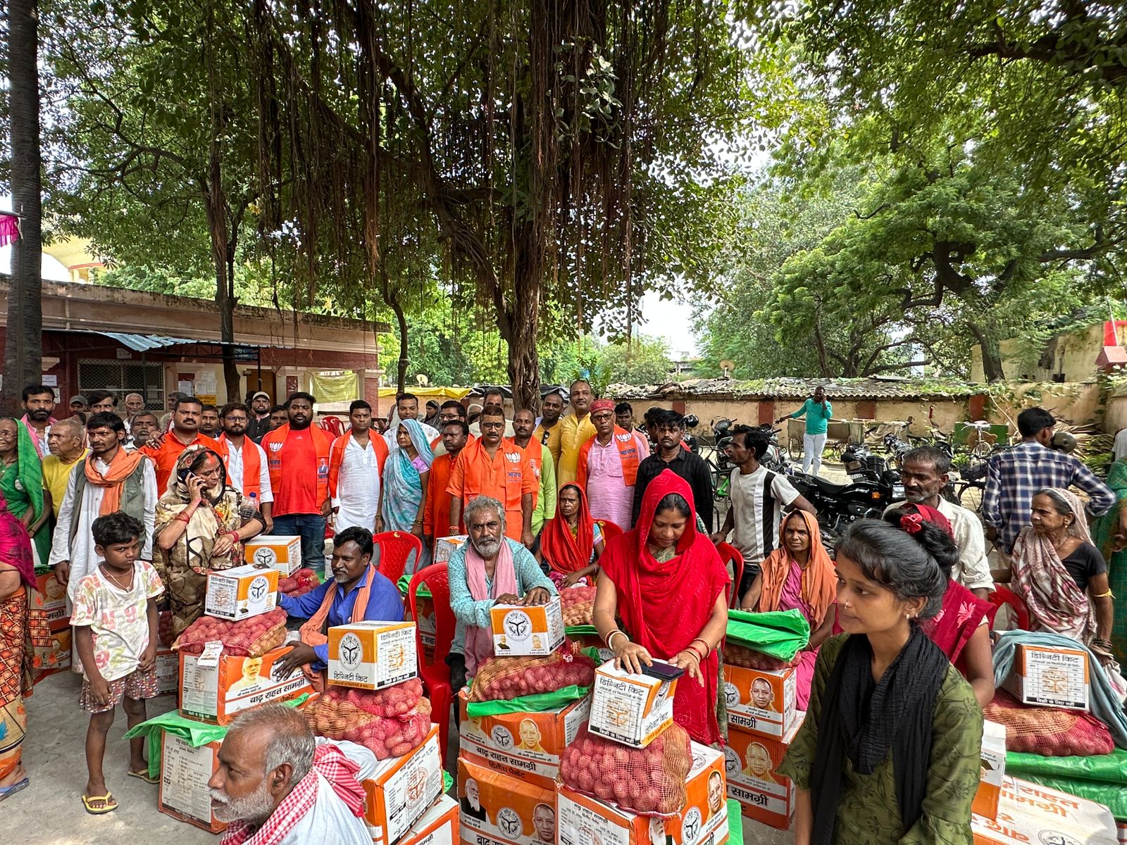बाढ़ पीड़ितों को राहत सामग्री देते विधायक डॉ नीलकंठ तिवारी: फोटो बच्चा गुप्ता