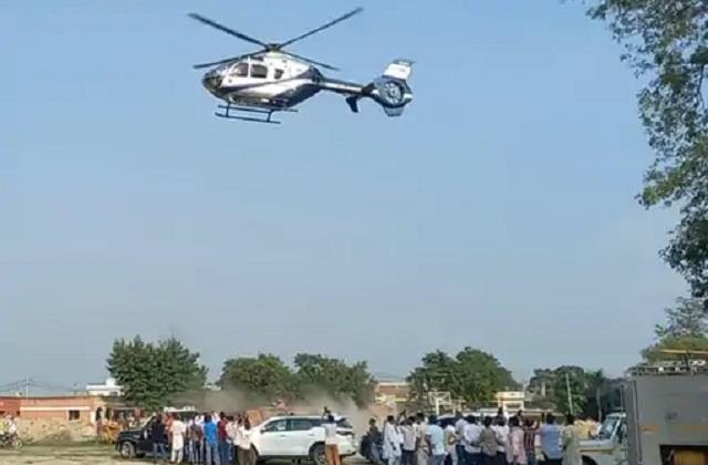 उड़ान भरते हुए हेलीकॉप्टर और नीचे खड़ी भारी भीड़ उड़ान भरते हुए हेलीकॉप्टर और नीचे खड़ी भारी भीड़
